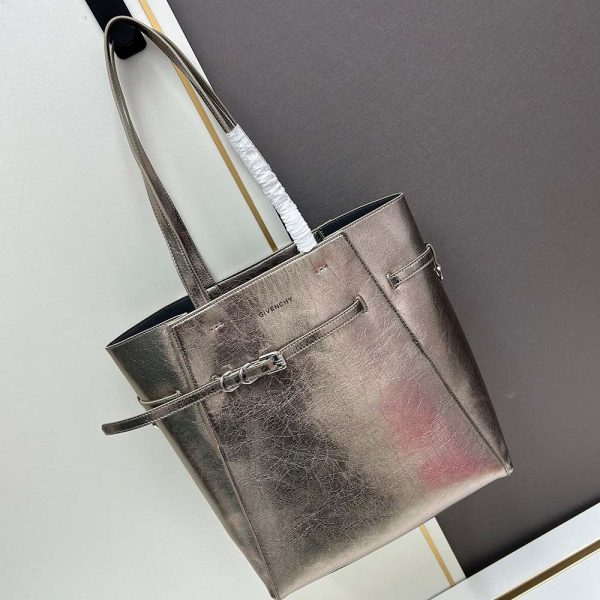 Medium Voyou tote bag in leather silver