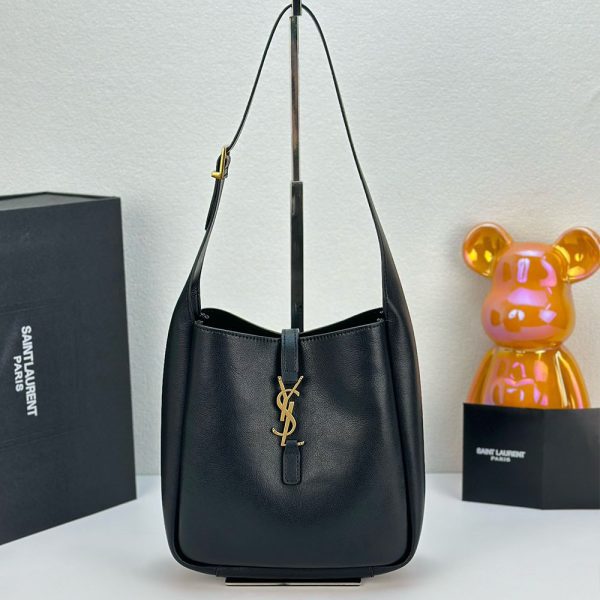 LE 5 À 7 Supple Large Samll Grained Leather black
