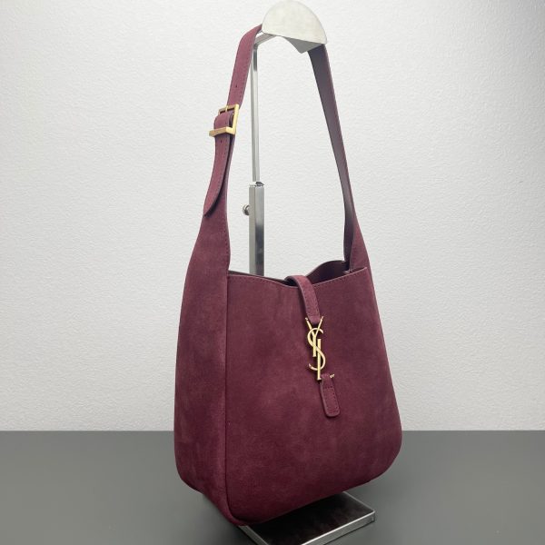 LE 5 À 7 Supple Large Small in Suede wine red
