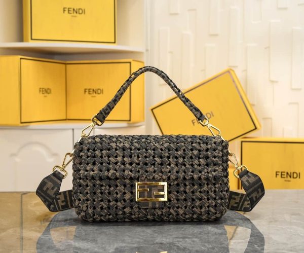 Baguette Interlace bag (1)