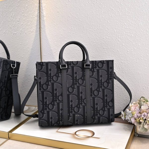 East-West Tote Bag giant dr-black