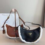 Arqué small shearling shoulder bag (1)