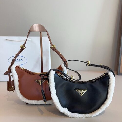Arqué small shearling shoulder bag (1)