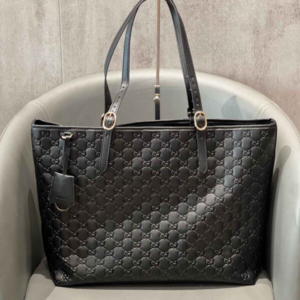GG Emblem Debossed Leather Tote (18)