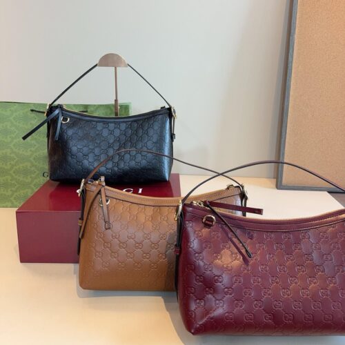 GG Emblem medium shoulder bag (22)