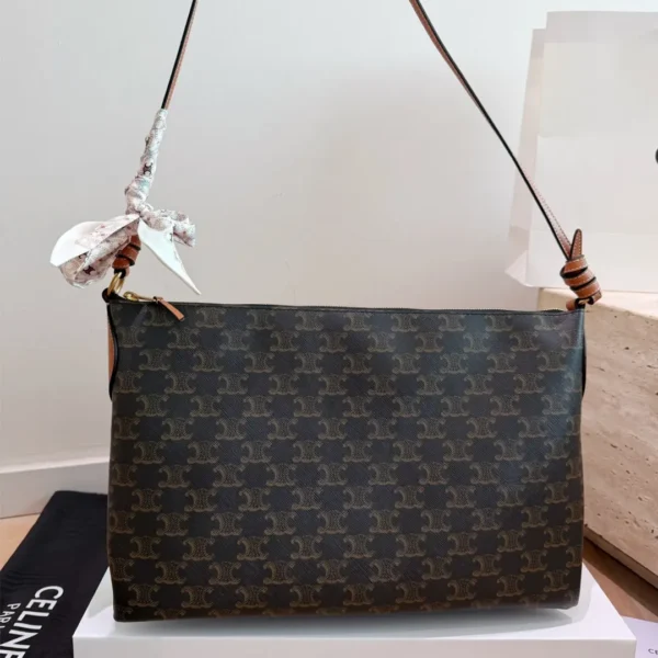 Duo Zipped Bag In Triomphe